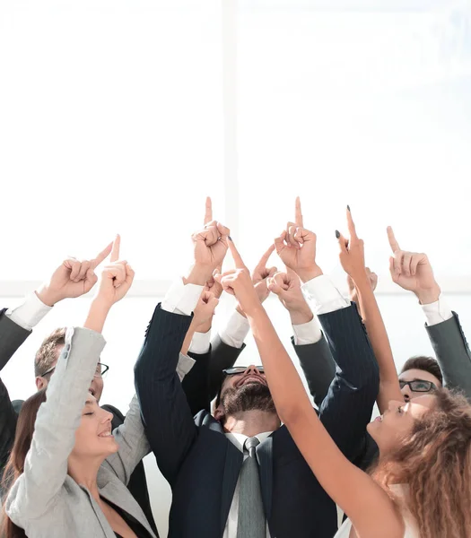 Business team står i en cirkel och pekar uppåt — Stockfoto