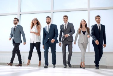 kendine güvenen iş takım ayakta geniş Office