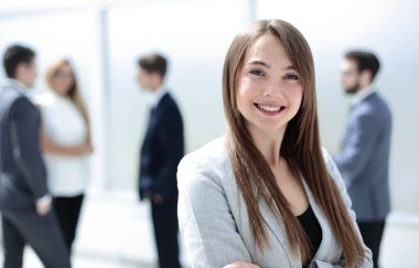 Ofisin bulanık arka planında genç bir iş kadını