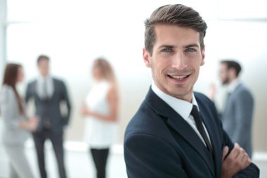 office arka plan üzerinde genç başarılı iş adamı.