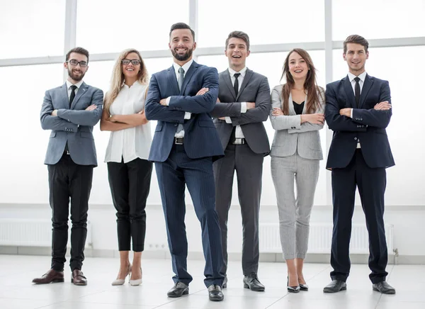 Groep van mensen uit het bedrijfsleven permanent samen — Stockfoto