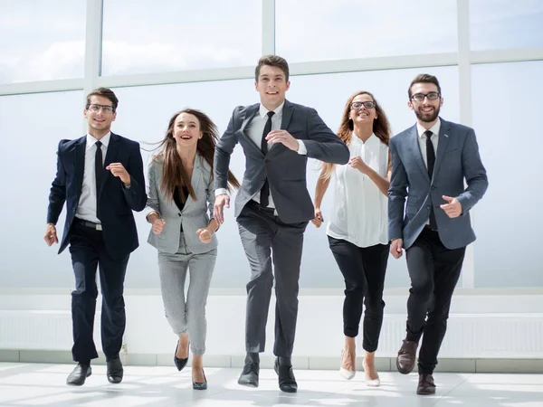 En pleno crecimiento.un grupo de empresarios caminando juntos . — Foto de Stock