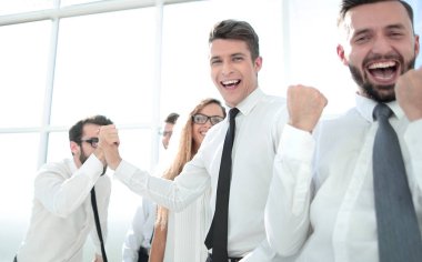 mutlu çalışanlar geniş ofiste ayakta