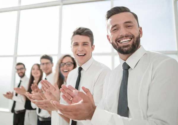 Succesvolle zakenmensen juich staande — Stockfoto