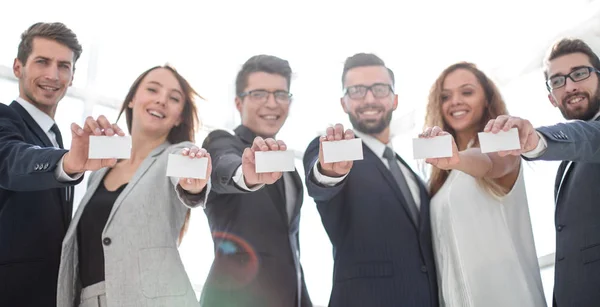 Ομάδα των νέων επιχειρηματιών που δείχνει τους επαγγελματικές κάρτες — Φωτογραφία Αρχείου
