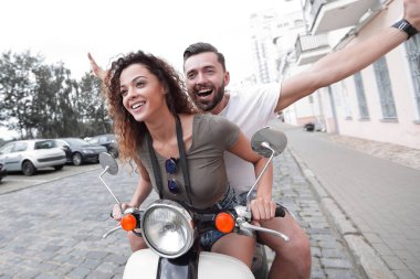 Çift sürme motosiklet eski şehir sokak.