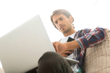 oturma odasında kanepede oturan başarılı adam