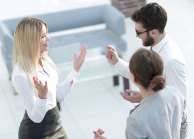 Ofiste konuşmak iş adamları grubu