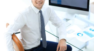 çalışan bir bilgisayar ekranı önünde oturan