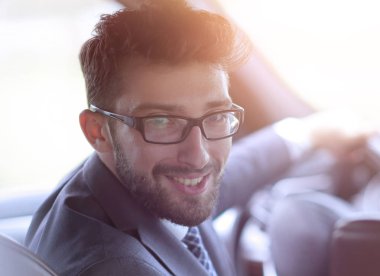 adam arabanın içinde otururken resmi kıyafeti