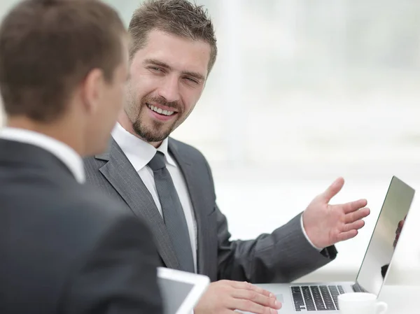 Closeup.Business-Kollegen diskutieren Arbeitsfragen — Stockfoto