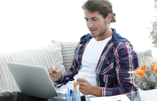 Joven sorprendido trabajando con el ordenador portátil desde casa . —  Fotos de Stock