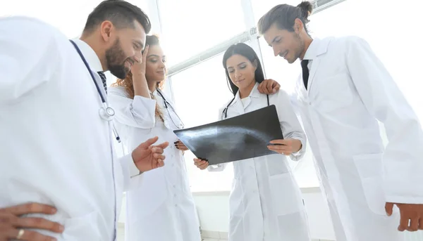 Gruppo di medici che discutono una radiografia — Foto Stock