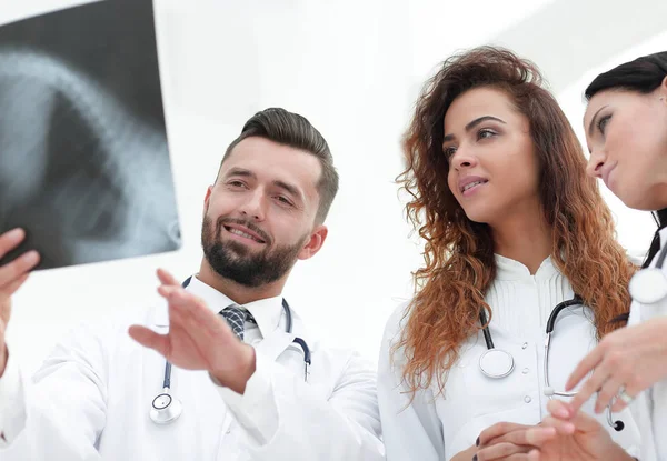 Група медичних працівників, які дивляться на рентгенівську плівку пацієнтів — стокове фото