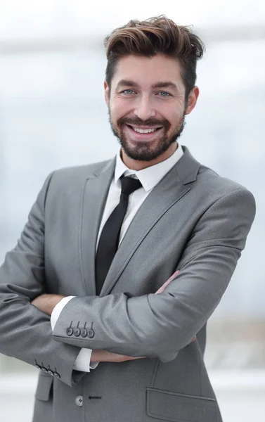 Een jonge man in een grijs pak — Stockfoto