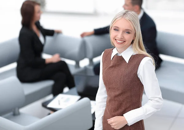 Exitosa mujer de negocios joven en la oficina borrosa de fondo — Foto de Stock