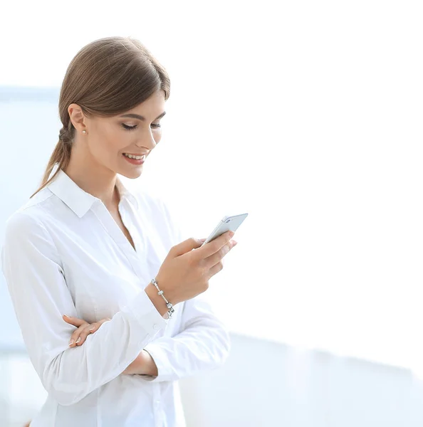 Young professional reading SMS on smartphone, — Stock Photo, Image