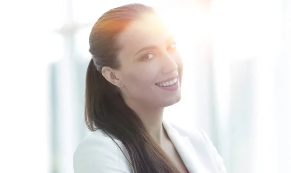 Mujer de negocios en el fondo de la oficina — Foto de Stock