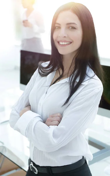 Перспектива успішна молода жінка в офісі — стокове фото