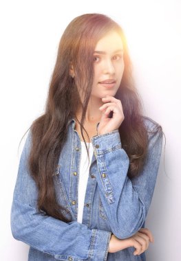 Beyaz arka planda izole genç öğrenci