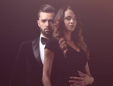 şık erkek ve kadın yan yana studio poz.