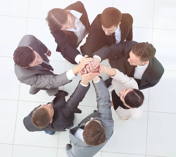 頂上からの眺め。手を繋いでいるビジネス人々. — ストック写真