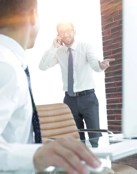 Medarbetare som talar på din smartphone — Stockfoto