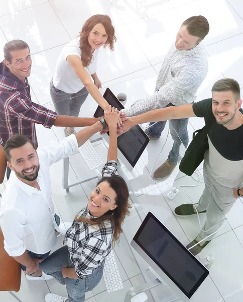 Equipo exitoso con las manos juntas — Foto de Stock