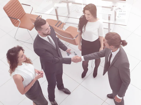 Pohled z top.the handshake obchodních partnerů — Stock fotografie