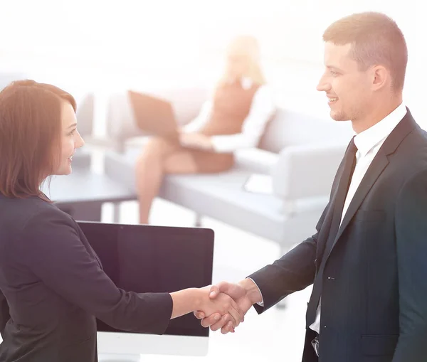 Apretón de manos a los socios comerciales en la mesa de negociación . — Foto de Stock