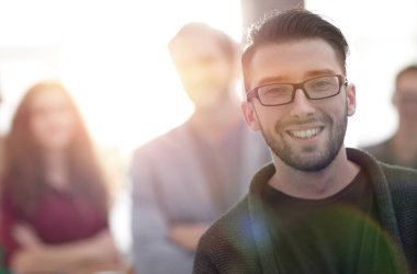 arka plan bulanık bir genç gazeteci portresi