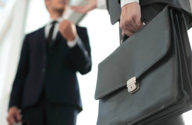 up.Business insanlar ofis pencere arka plan üzerinde kapatın.