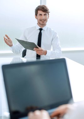 müzakere masasında oturan bir pano ile işadamı.