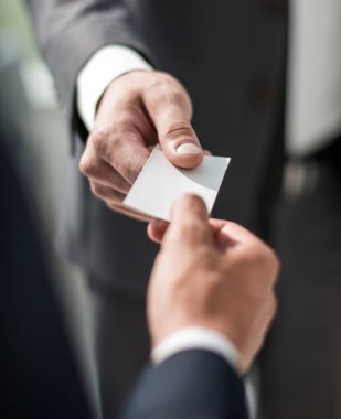 Kapat. İş ortakları kartvizitlerini paylaşıyorlar.