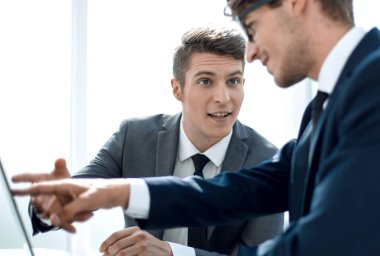 İş arkadaşları çevrimiçi bilgileri tartışıyor