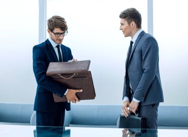 office.business kavramı ayakta konuşurken iki iş adamları