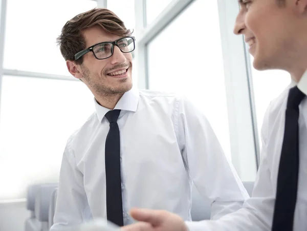 Stäng up.two leende anställda vid skrivbordet — Stockfoto