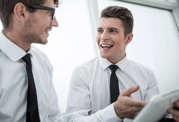 Nära up.smiling anställda diskutera något — Stockfoto