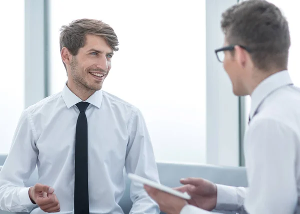 Två anställda med en digital tablett diskuterar ny information — Stockfoto