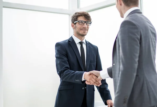 Bienvenido apretón de manos de los socios comerciales en la oficina . — Foto de Stock