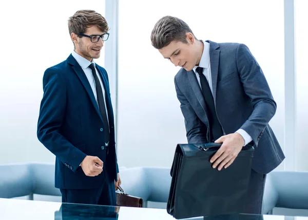 Dos empresarios discuten documentos financieros . — Foto de Stock