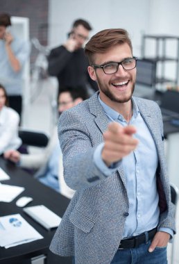 yakın çekim. iş adamı işaret parmağı size gülümseyen