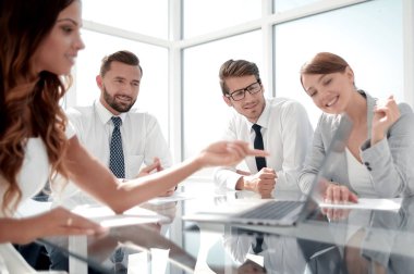 Masadaki gülümseyen iş ekibi..