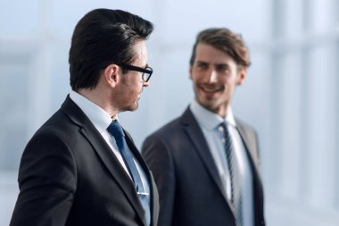 iş ortakları office koridorda ayakta konuşuyorsun