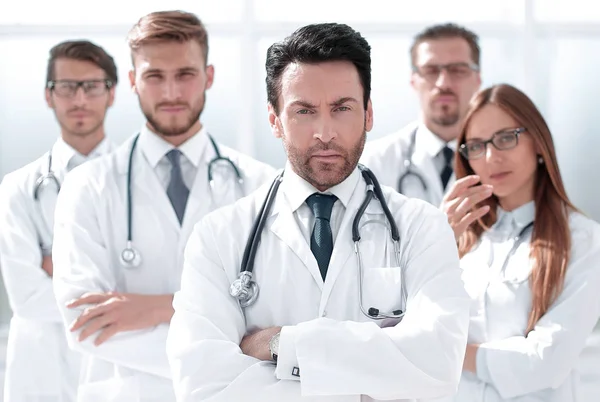 Retrato de médico e pessoal médico de pé no escritório — Fotografia de Stock