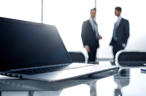 Nahaufnahme. Offener Laptop am Arbeitsplatz. — Stockfoto