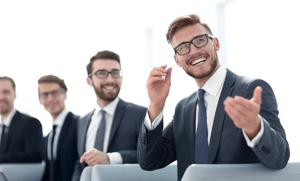 Groep van mensen uit het bedrijfsleven zitten in de office-lobby — Stockfoto