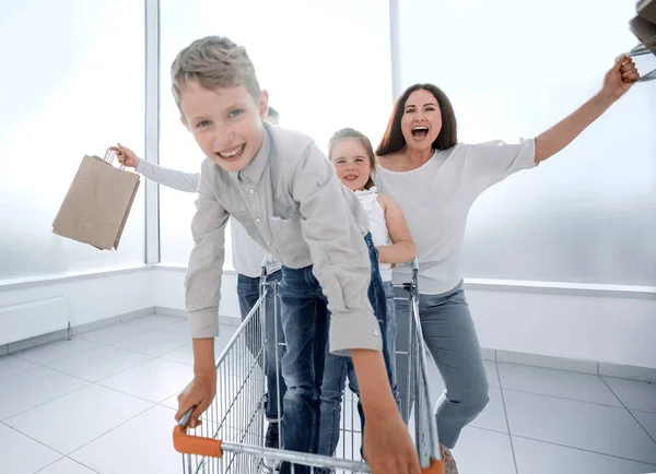 Familia feliz en un apuro para ir de compras — Foto de Stock