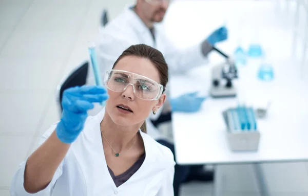 Científicos químicos que trabajan en el laboratorio —  Fotos de Stock