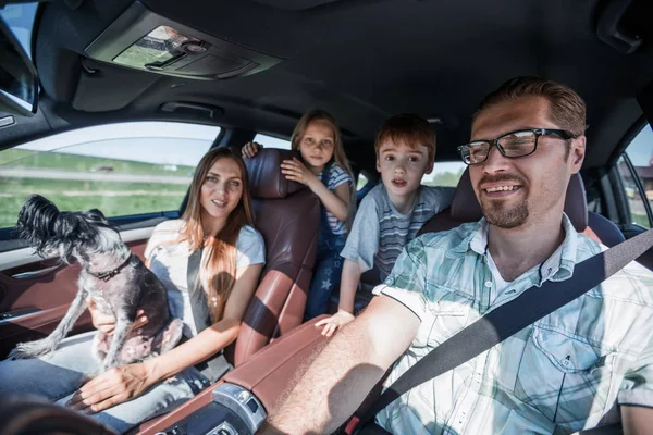 Przyjazny dla rodziny przemieszcza się w komfortowych samochodów — Zdjęcie stockowe